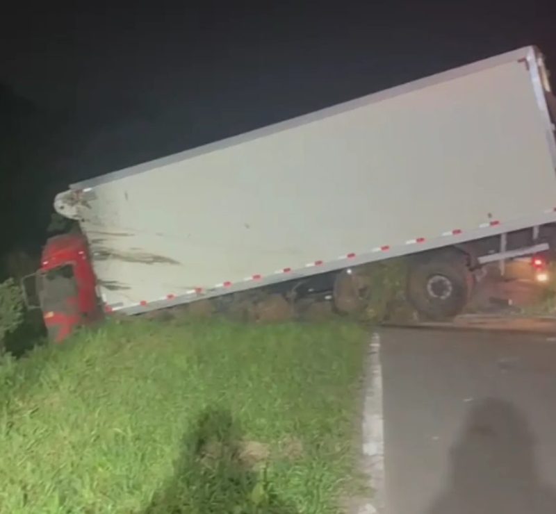 Motorista morre após caminhão sair da pista, cair em banhado e ficar submerso na BR-116, na Grande Curitiba