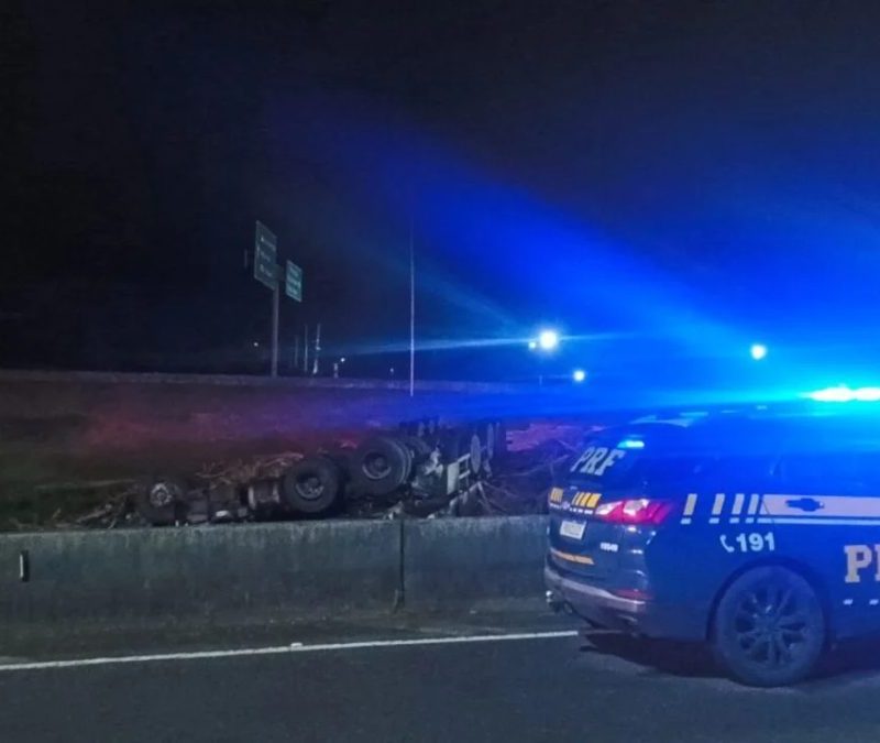 Motorista morre após caminhão tombar na BR-116, na Grande Curitiba