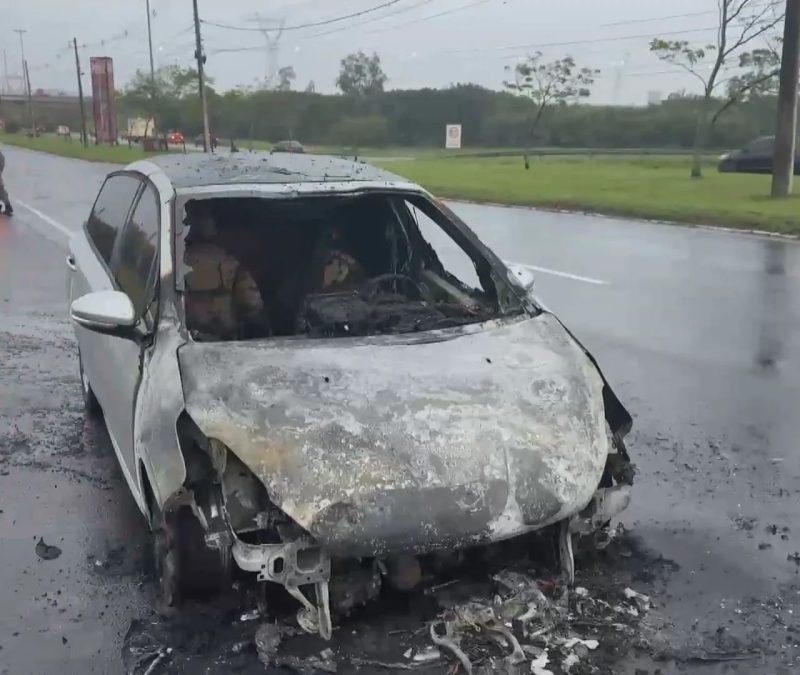 Motorista tenta apagar fogo com extintor, mas carro é consumido por chamas em Porto Alegre
