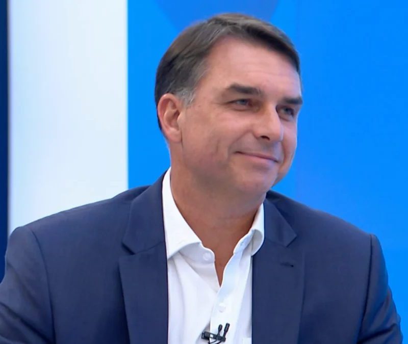 Na “Globo”, Flávio cita Huck e Fred Kachar para defender “Dark Horse”