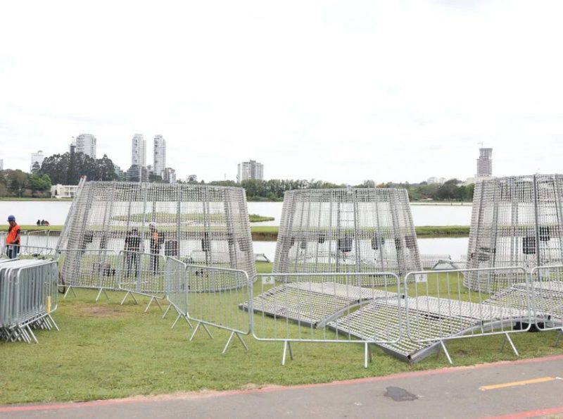 Natal 2026 em Curitiba: árvore começa a ser montada