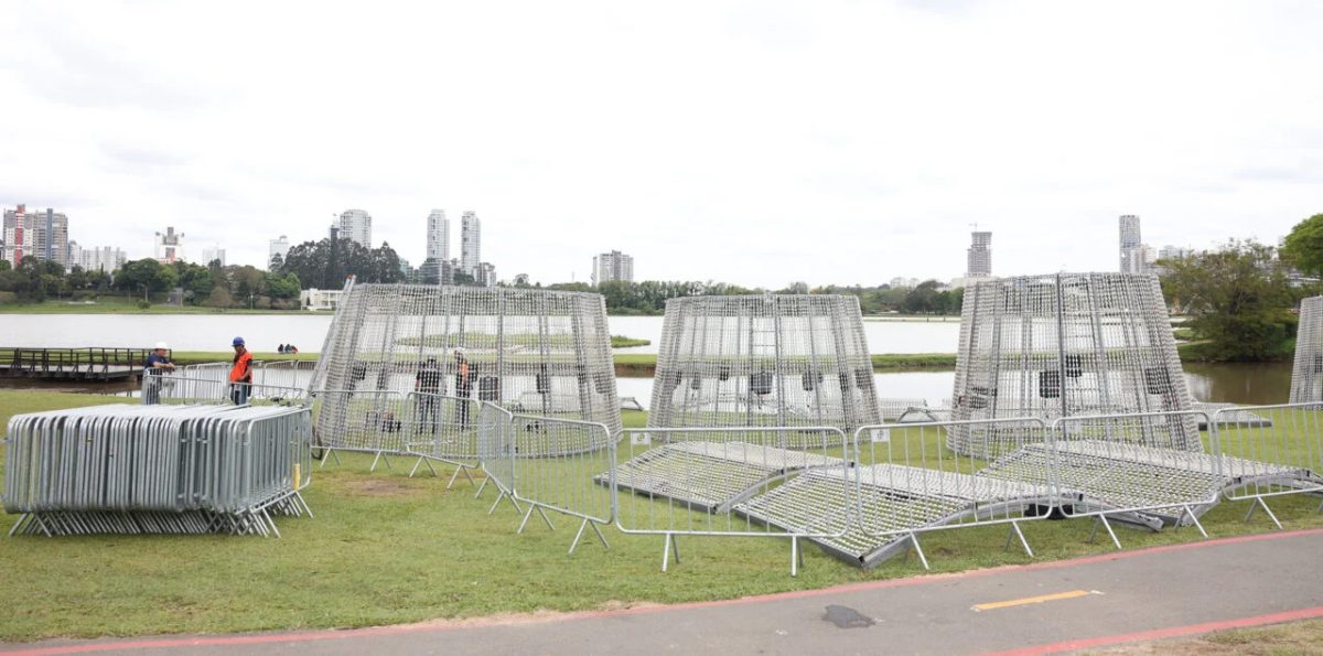 Natal 2026 em Curitiba: árvore começa a ser montada