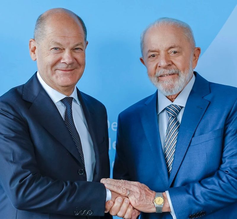 No debate, Lula usa relógio avaliado em R$ 42.000; e Flávio, de R$ 449