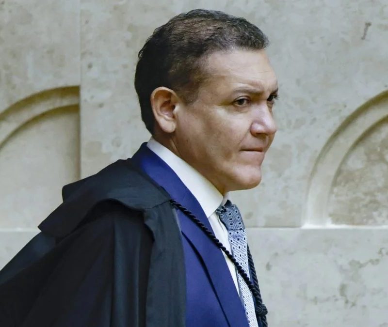 Nunes Marques suspende propaganda de Lula contra Flávio e Gaspar