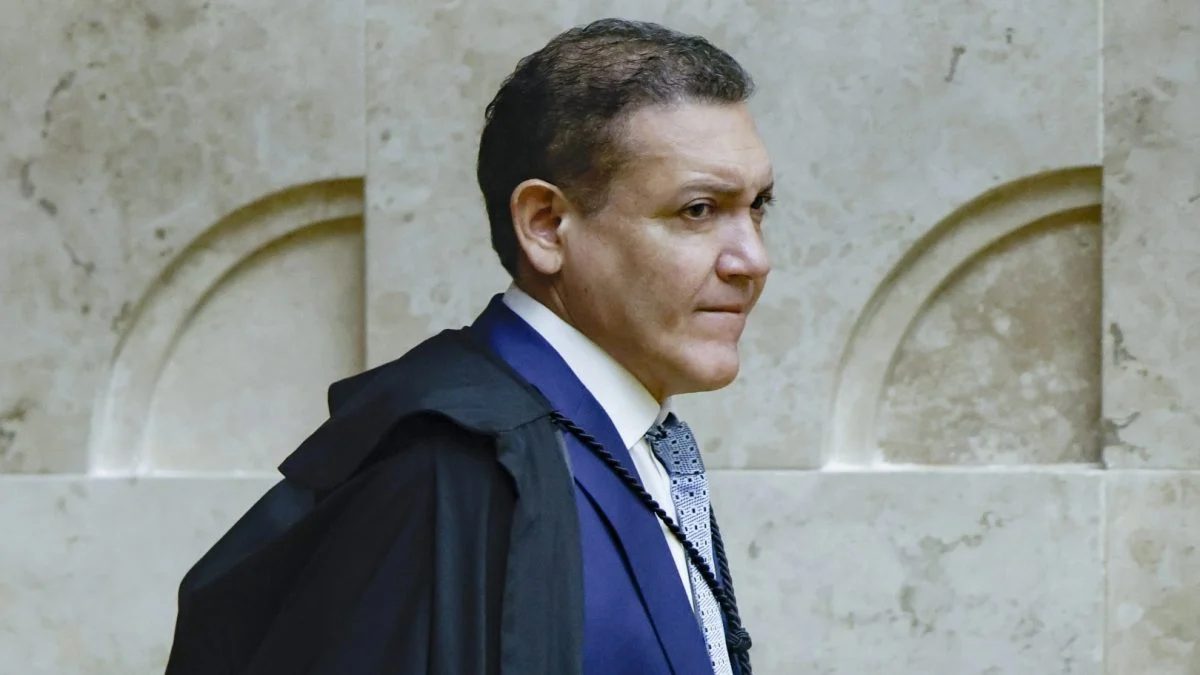 Nunes Marques suspende propaganda de Lula contra Flávio e Gaspar