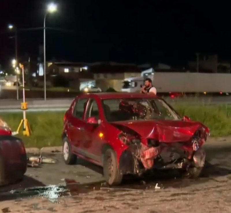 Oito pessoas ficam feridas em acidente, e sete delas estavam no mesmo carro em Curitiba
