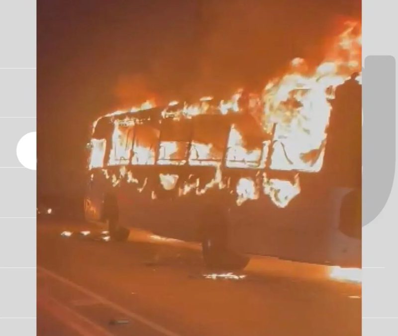 Ônibus fica destruído após ser incendiado em avenida do Recife; VÍDEO