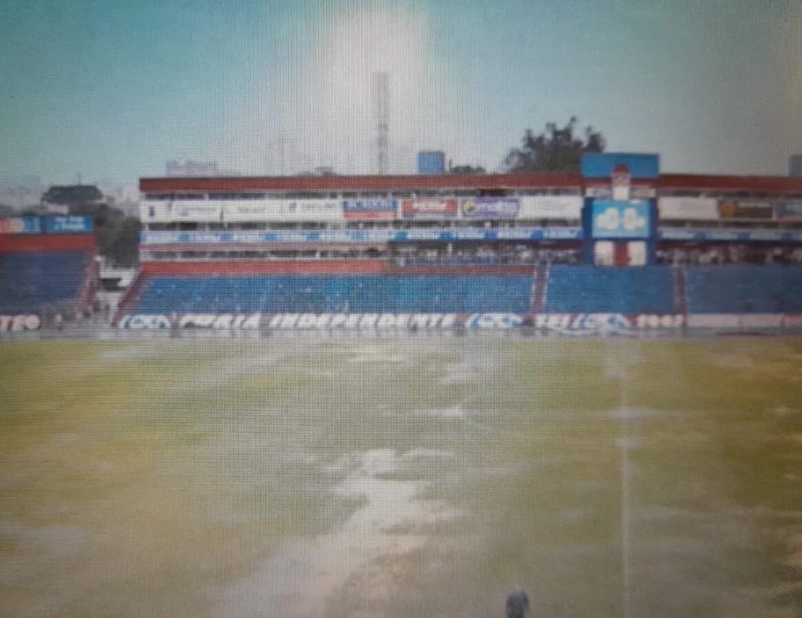 Pancadão de chuva alaga gramado da Vila Capanema e paralisa o jogo do Paraná Clube