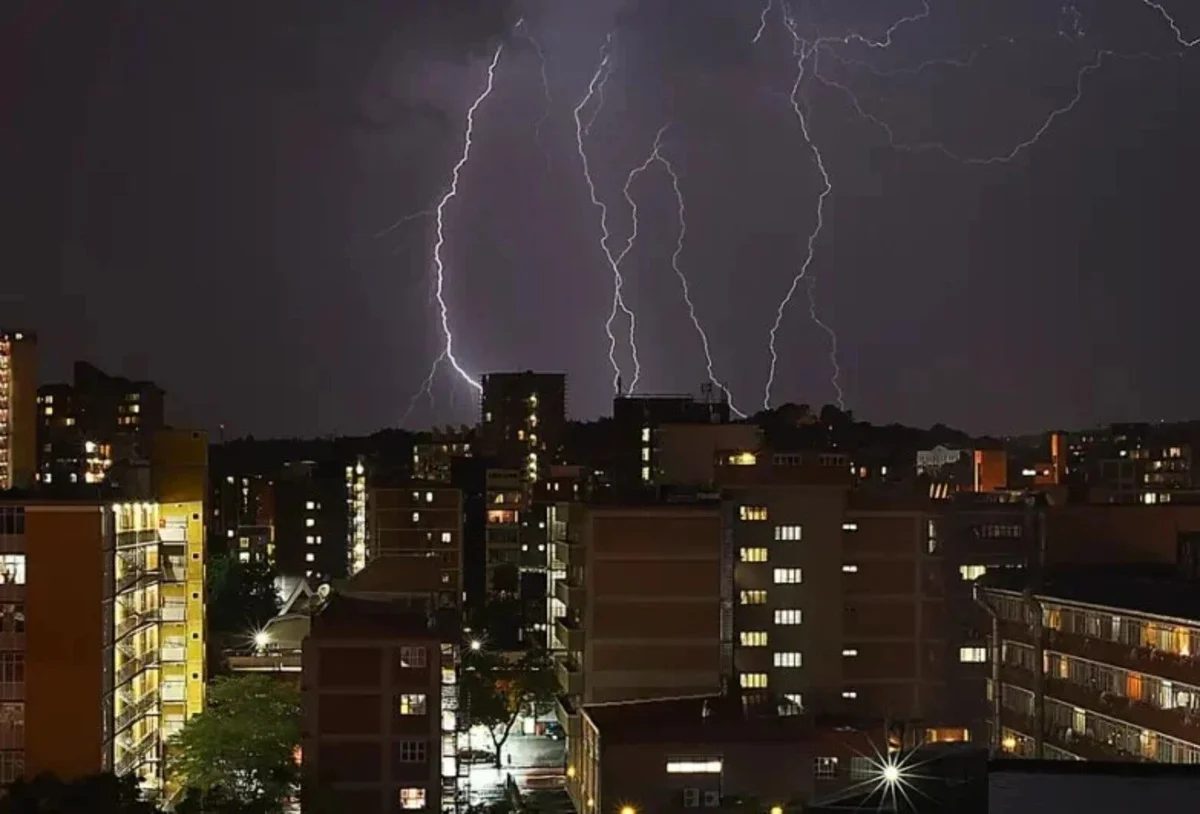 Paraná registra mais de 22 mil raios em pouco mais de um dia; veja as cidades mais atingidas