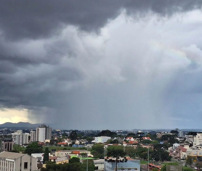 Paraná tem três alertas para tempestades no fim de semana de eleições, com risco de granizo e ventos acima de 100 km/h; veja onde