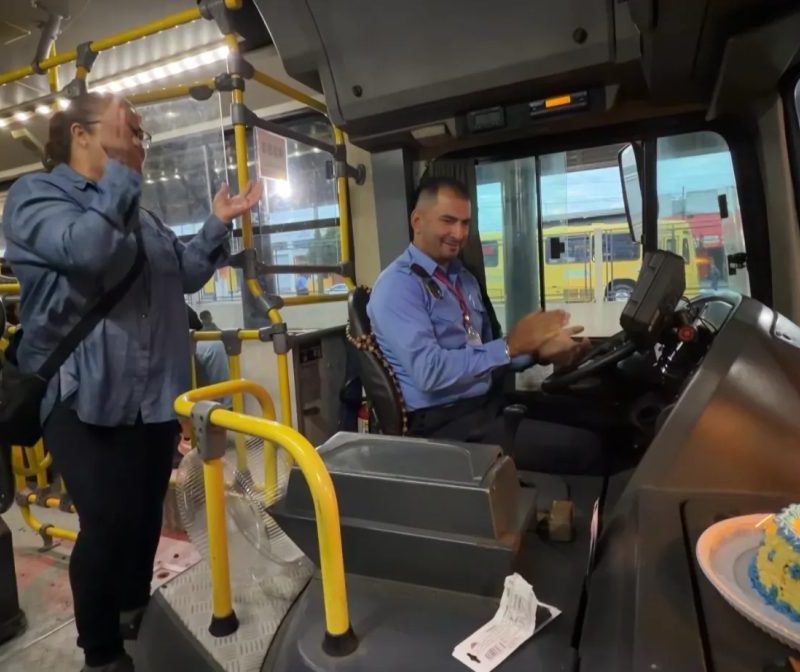 Passageiros fazem festa em ônibus para comemorar aniversário de motorista que os transporta todos os dias, no Paraná: ‘Amigo nosso’