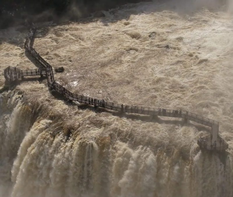 Passarela das Cataratas do Iguaçu é interditada após vazão aumentar quase seis vezes no Paraná; veja o que muda na visitação