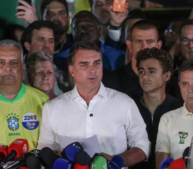 PF investiga circunstâncias da fuga de Flávio Bolsonaro do Brasil