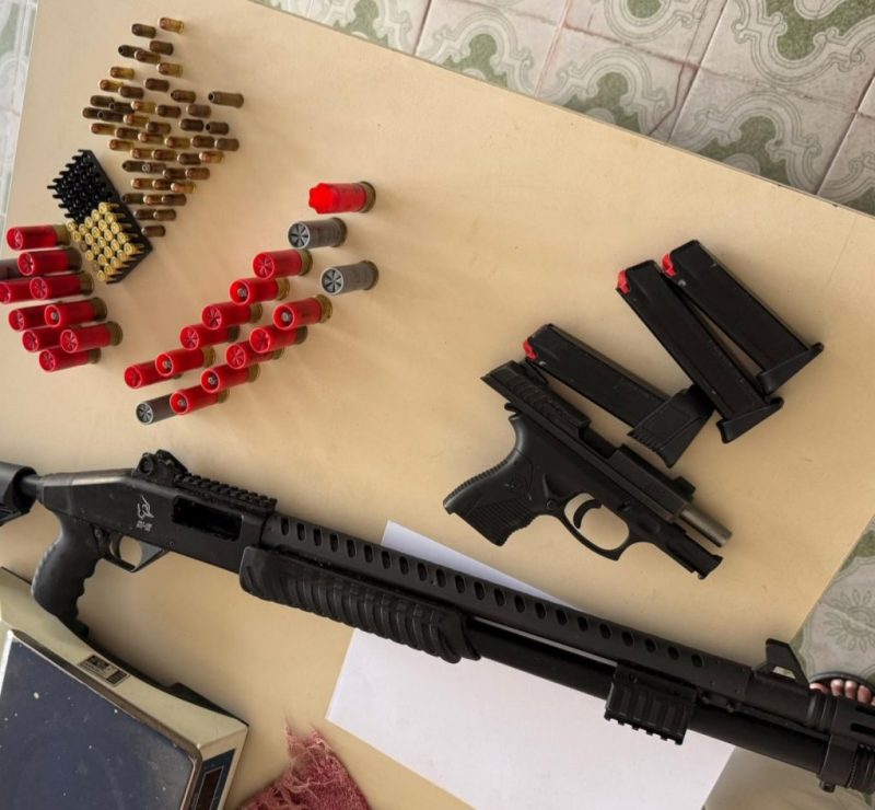 PM apreende cinco armas de fogo, centenas de munições e drogas em Alagoas