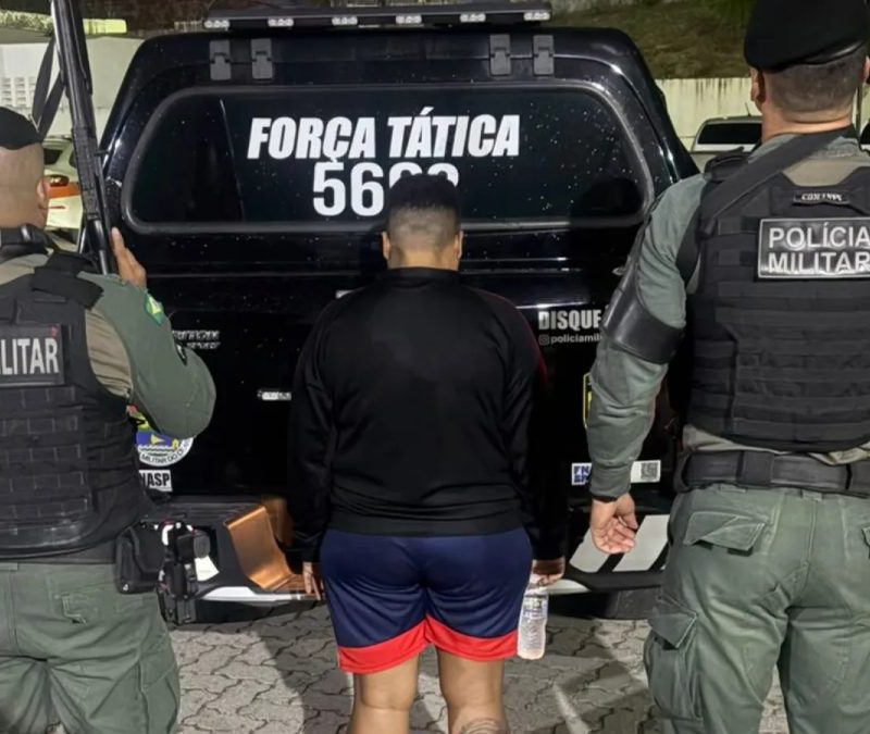 PM apreende drogas, arma e munições em apartamento em Fortaleza; mulher é presa