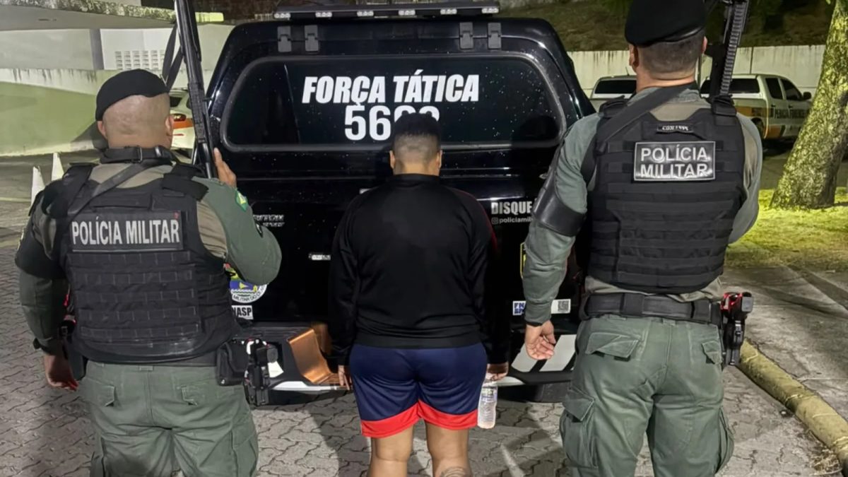 PM apreende drogas, arma e munições em apartamento em Fortaleza; mulher é presa
