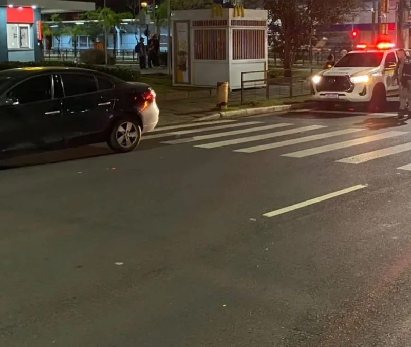 Polícia atira em pneu de carro para parar dupla que fugiu de blitz em Porto Alegre
