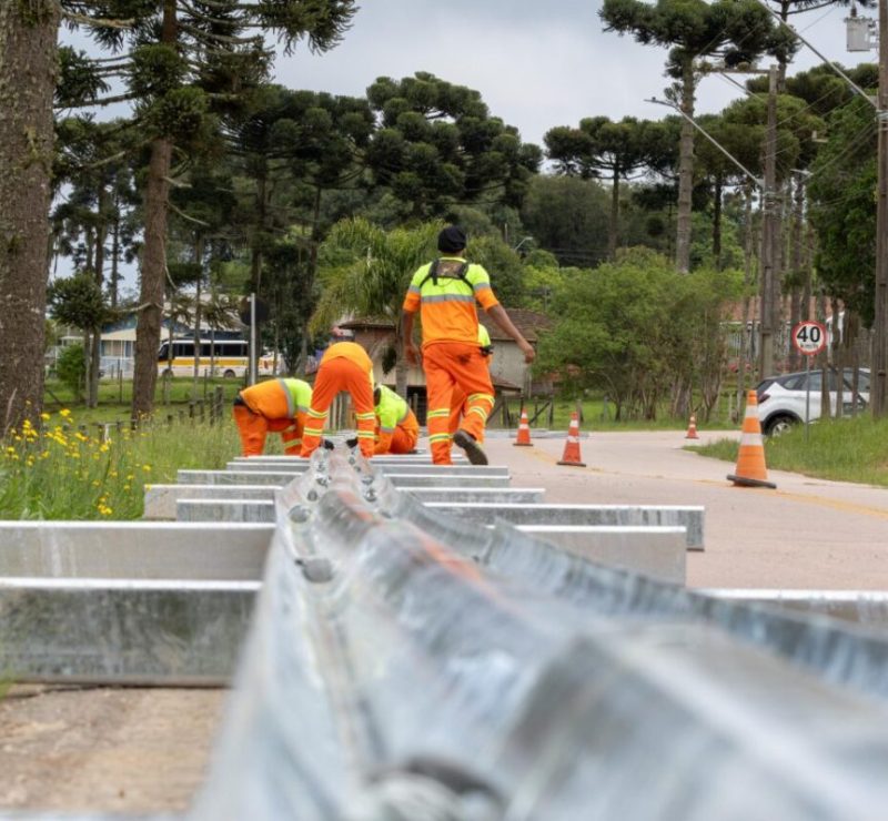 Pontos perigosos de vias rurais de cidade da Grande Curitiba ganham “guard rails”