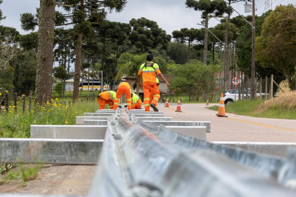 Pontos perigosos de vias rurais de cidade da Grande Curitiba ganham “guard rails”