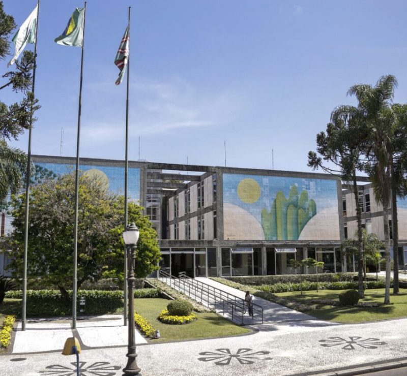 Prefeitura de Curitiba fará processo seletivo com 243 vagas e salários de até R$ 10,5 mil