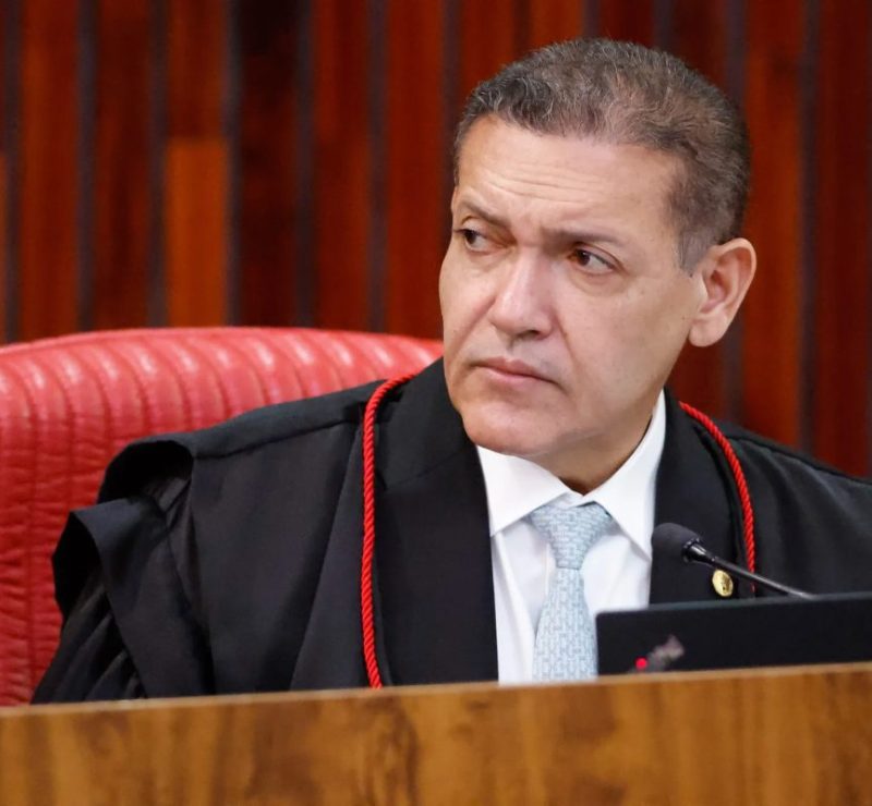 Presidente do TSE derruba 20 postagens contra Lula e proíbe que Flávio e aliados republiquem conteúdo