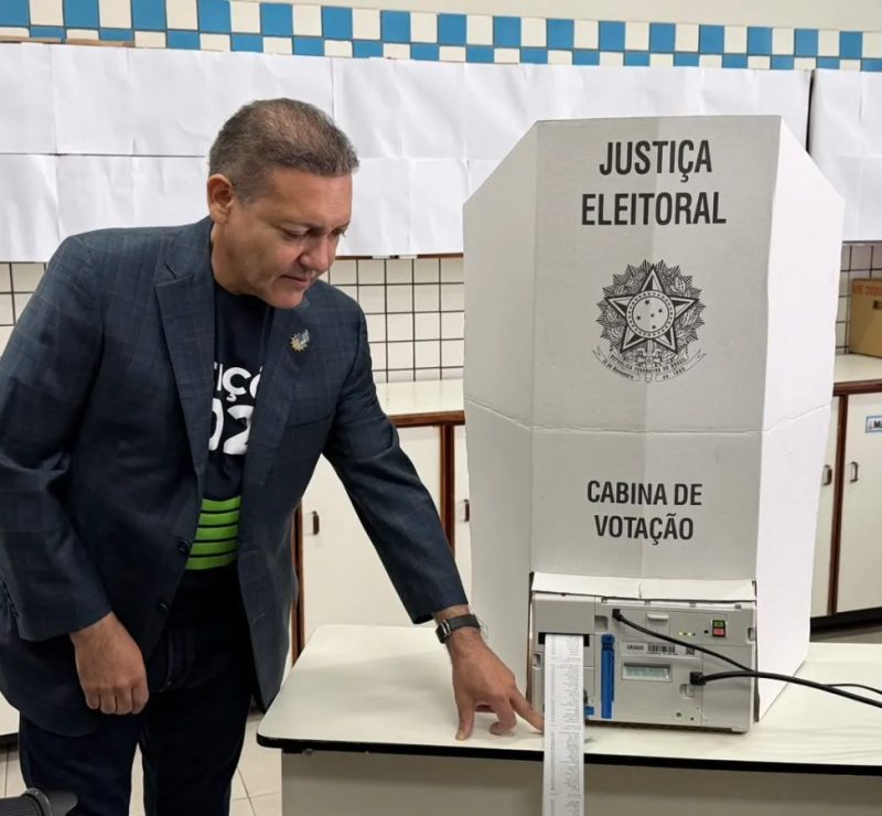 Presidente do TSE, Nunes Marques acompanha abertura de sessão e vota em Brasília