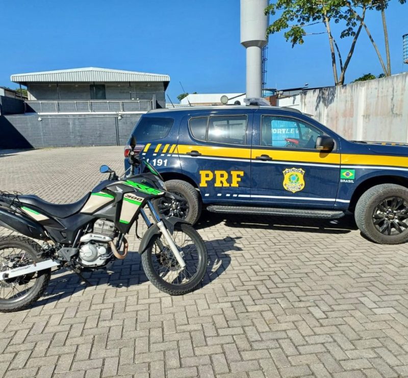 PRF prende homem com moto furtada em Recife e com sinais adulterados em Maceió