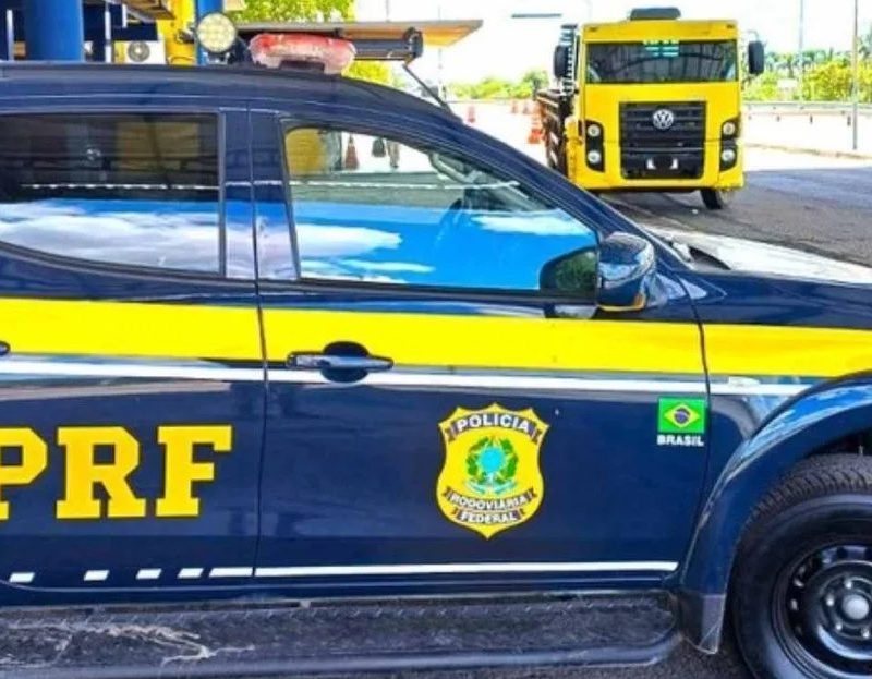 PRF socorre mulher que caminhava desorientada e sem roupas na BR-116 em Feira de Santana