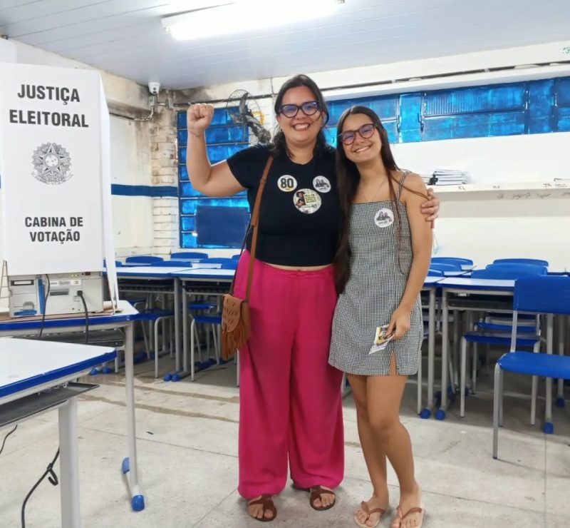 Professora Camila (UP) vota em Vitória de Santo Antão, na Zona da Mata de Pernambuco