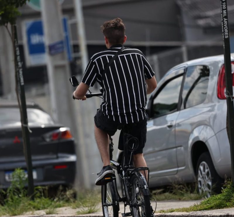 Projeto em Curitiba prevê multa de R$ 1 mil para ciclistas que intimidarem pedestres