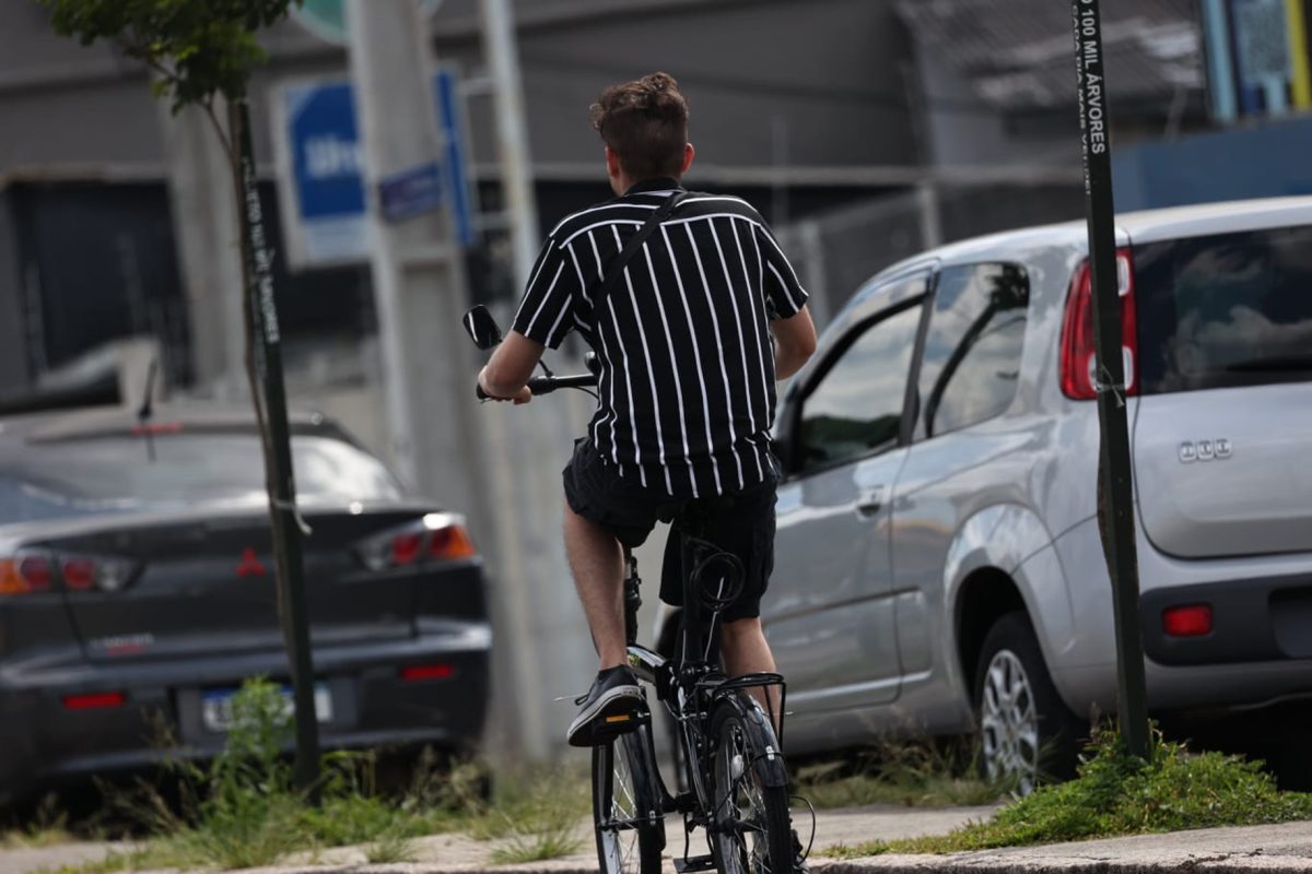 Projeto em Curitiba prevê multa de R$ 1 mil para ciclistas que intimidarem pedestres
