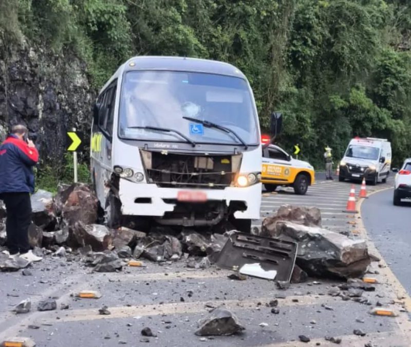 Queda de barreira derruba pedras e atinge micro-ônibus na ERS-115, na Serra Gaúcha