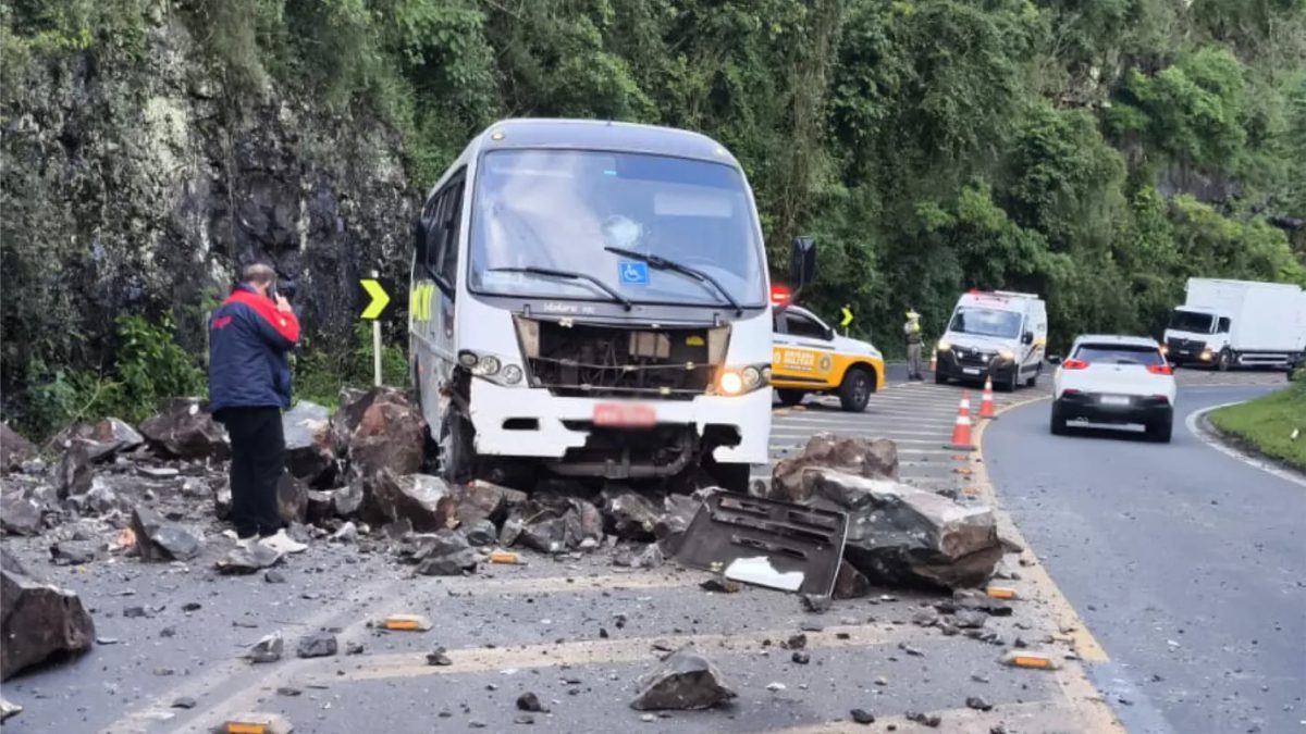 Queda de barreira derruba pedras e atinge micro-ônibus na ERS-115, na Serra Gaúcha