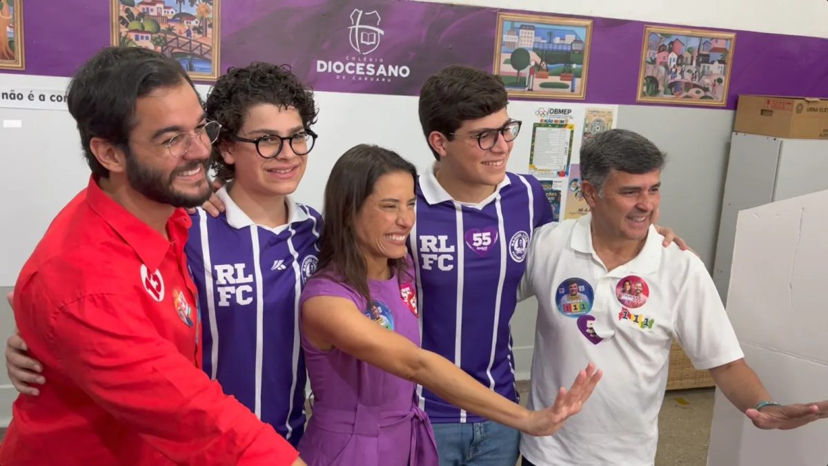 Raquel Lyra (PSD) vota em colégio particular de Caruaru