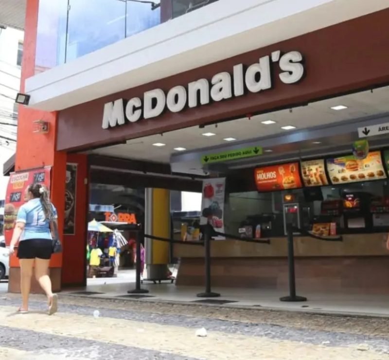 Rede de fast-food abre 20 vagas para atendentes em restaurantes de Fortaleza