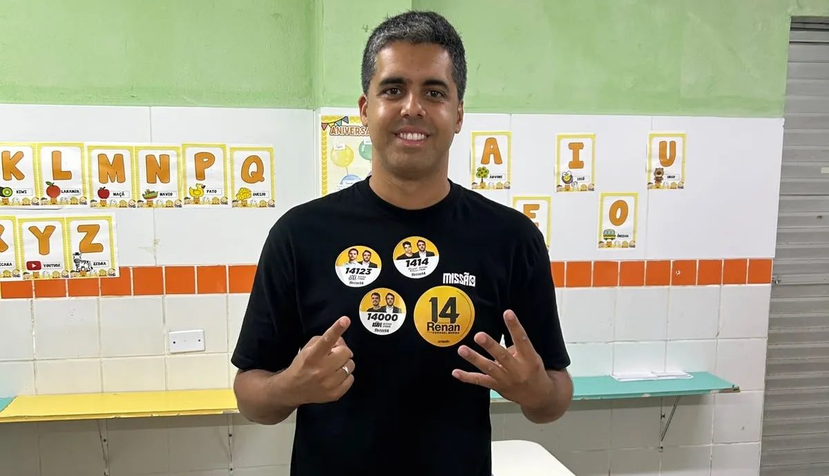 Renan Hallais (Missão) vota em escola na Zona Sul do Recife