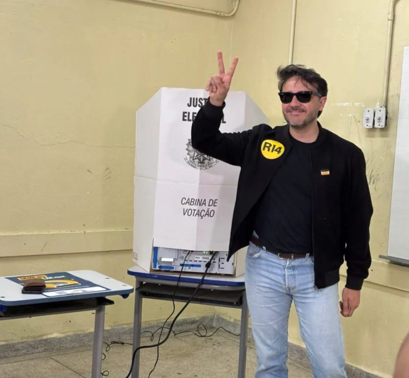 Renan Santos vota em escola da Zona Sul de São Paulo