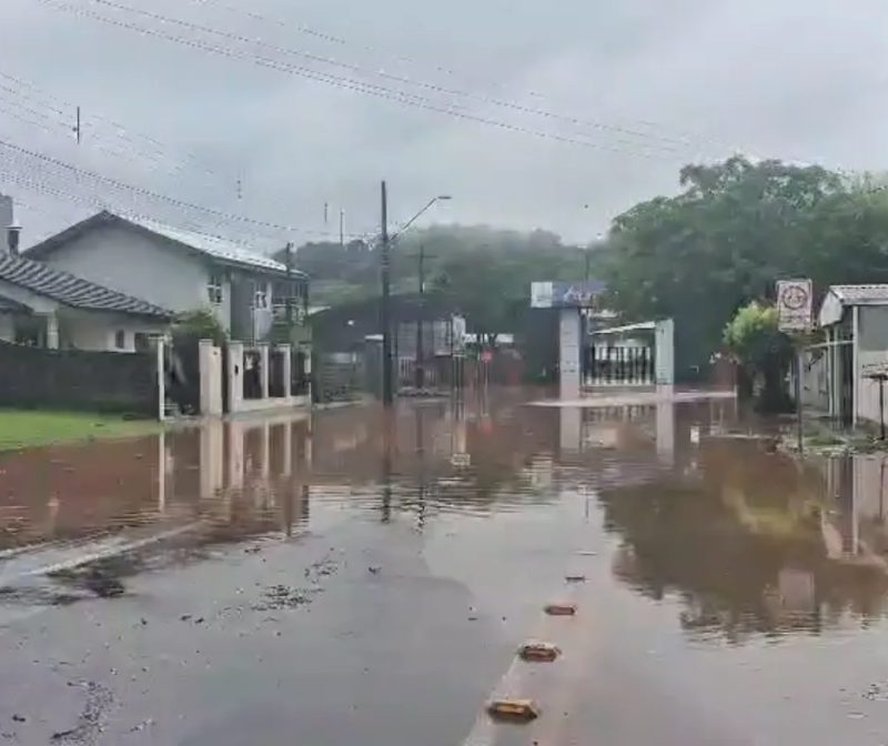 Ruas de cidade do Paraná alagam após 120 mm de chuva em sete horas