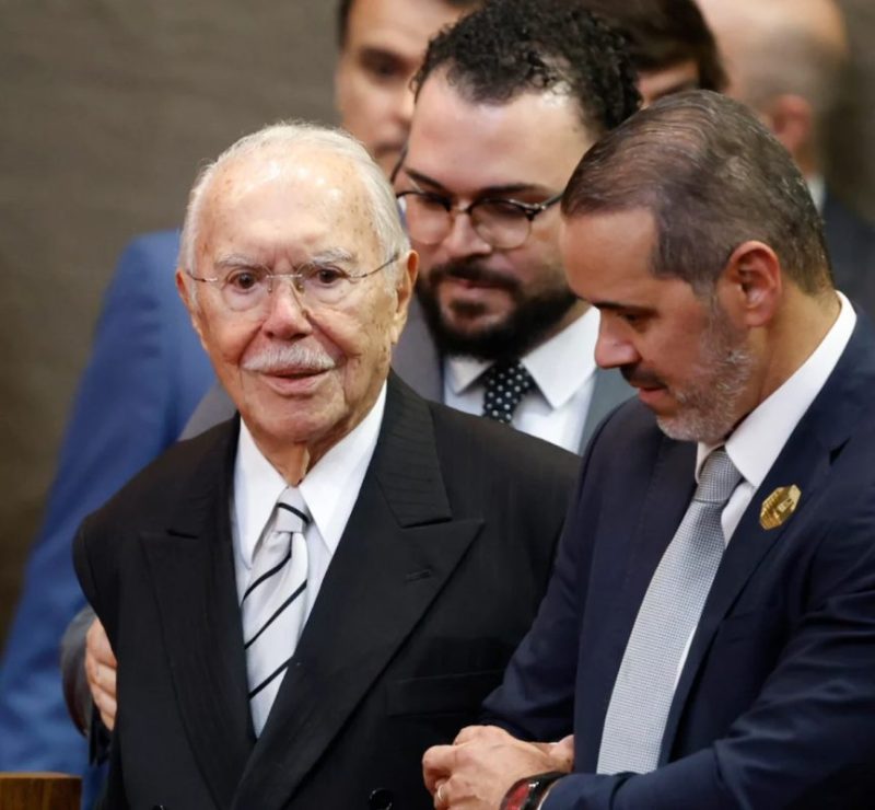 Sarney apresenta boa evolução, mas continua internado na UTI