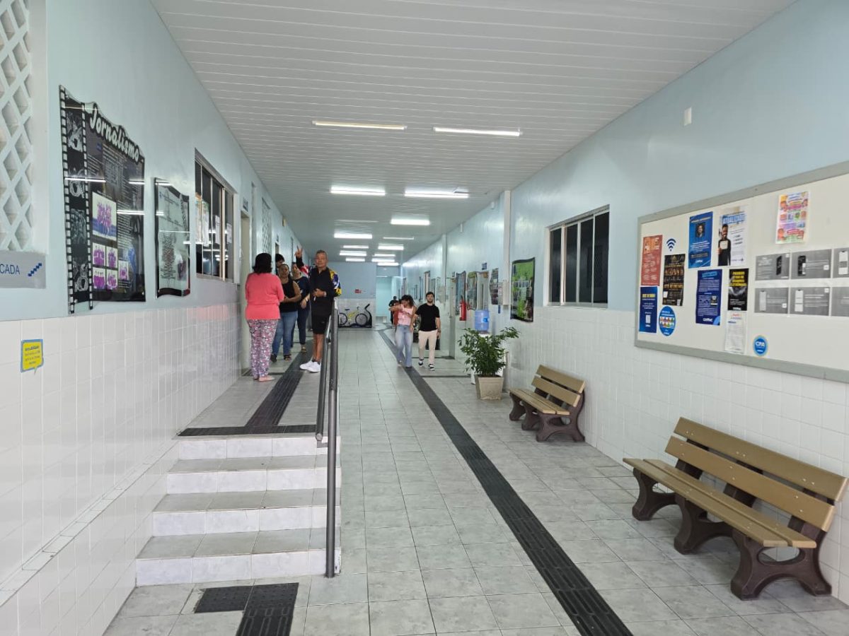 Segundo turno começa sem filas em local de votação no Farol, em Maceió