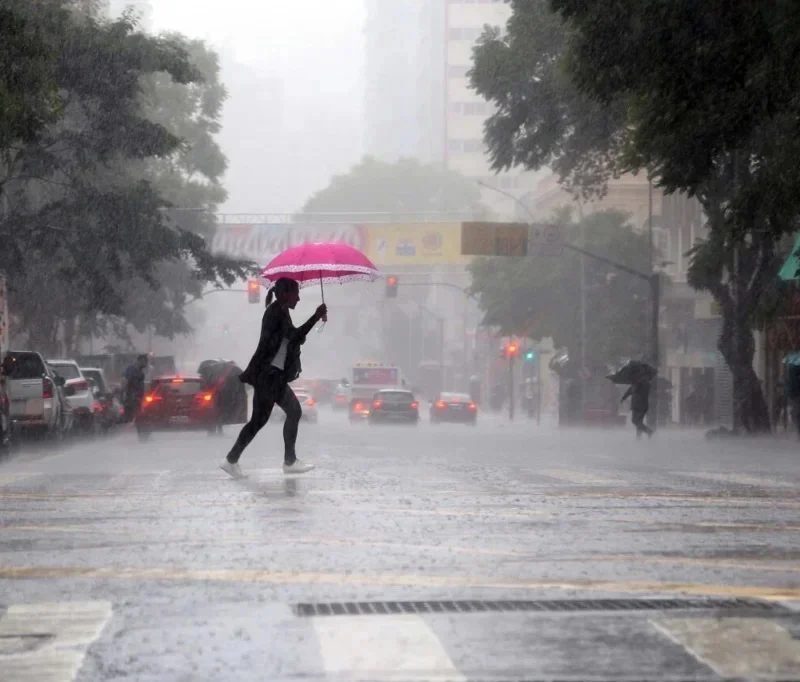 Semana será de tempo fechado e temperaturas amenas no Paraná, que está em alerta laranja para temporais