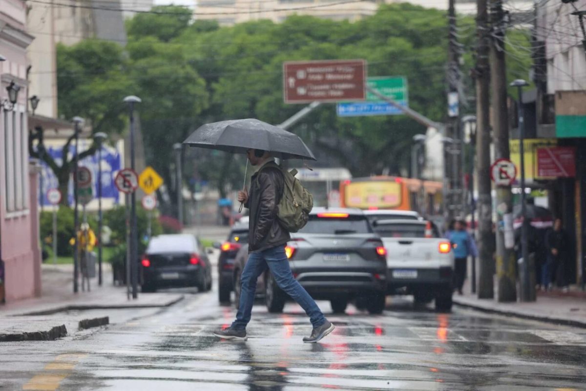 Sistemas diversos trazem novo período de chuvas ao Paraná; 188 municípios podem ter temporais