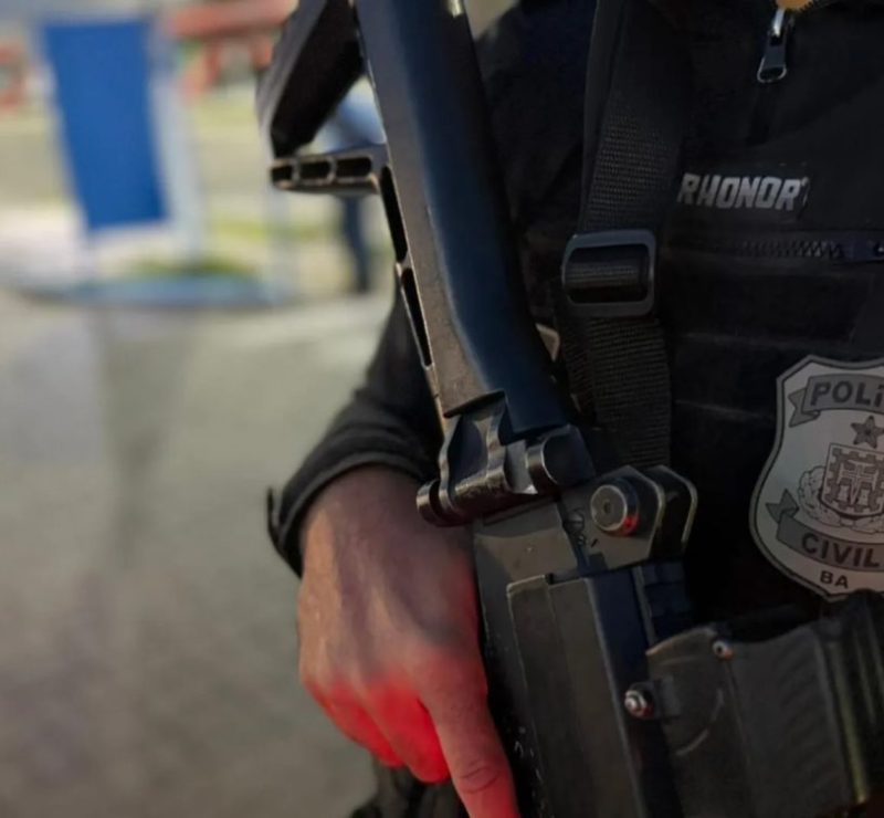 Suspeito de roubos em cinco cidades da Bahia é preso com TVs, Xbox, celulares, notebook e drogas