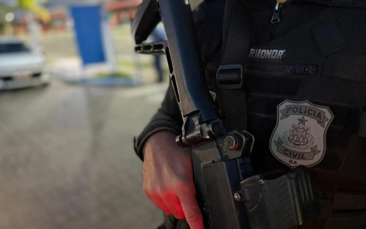 Suspeito de roubos em cinco cidades da Bahia é preso com TVs, Xbox, celulares, notebook e drogas