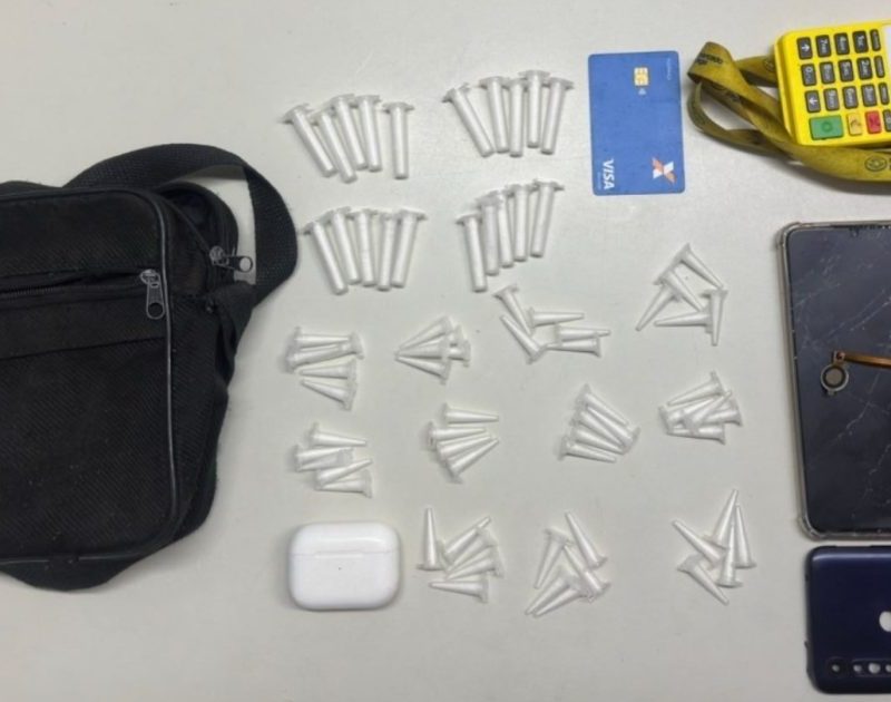 Suspeito de tráfico é preso com 74 porções de cocaína em Salvador