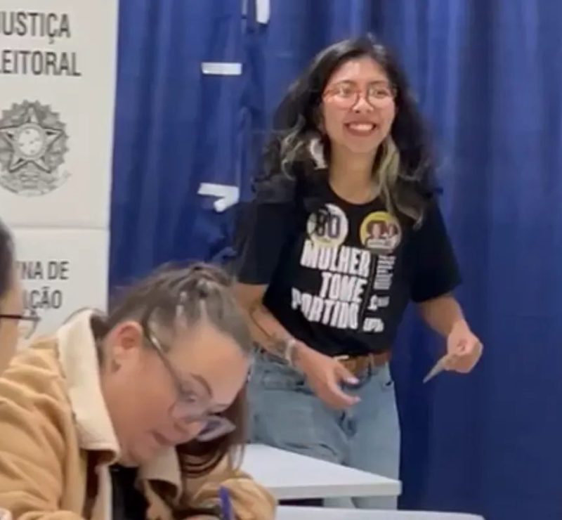 Tayná Miessa (UP) vota em Curitiba