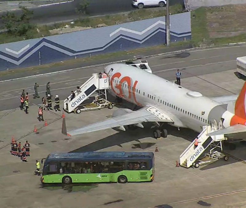 ‘Todo mundo começou a gritar e a se desesperar’, diz passageiro após motor de avião pegar fogo no Grande Recife