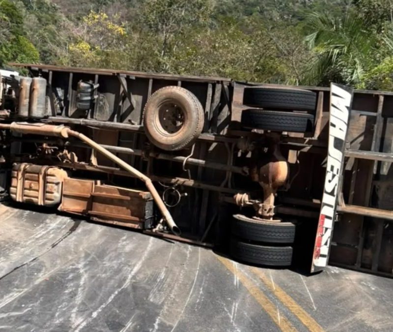 Tombamento de veículo interdita totalmente trecho da BR-222 no Ceará