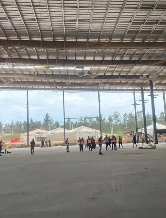 Trabalhador chinês morre após queda de 13 metros em canteiro de obras da BYD na Bahia