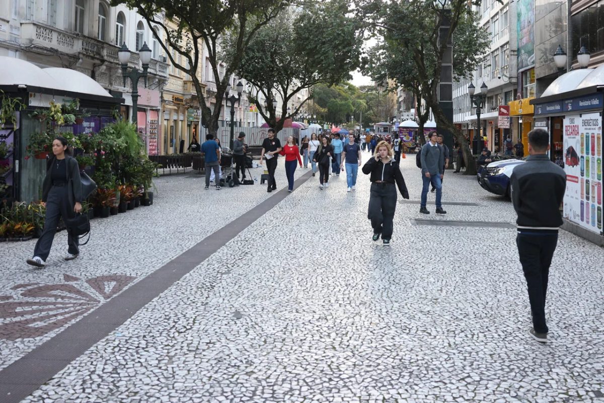 Trecho de calçadão já foi primeira rua com asfalto em Curitiba, há exatos 100 anos